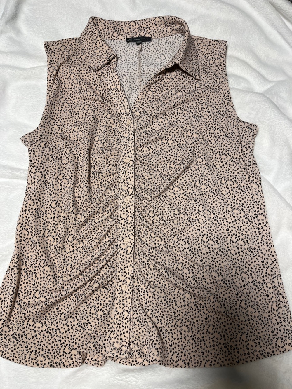 Sleeveless Button-Front Blouse - Beige Leopard Print